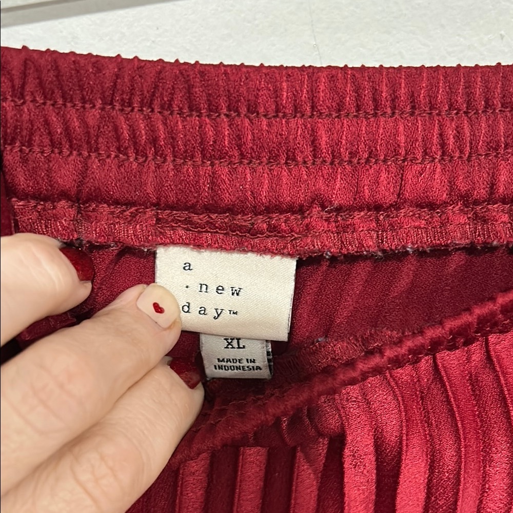 Elegant Burgundy Pleated Skirt - Picture 2 of 2